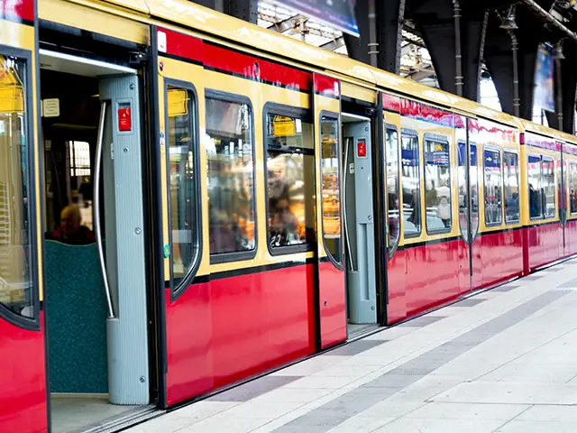 Ein Zug der S-Bahn steht in einem Bahnhof